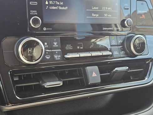 Used 2021 Toyota Highlander LE image 24