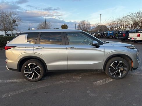 Used 2024 Mitsubishi Outlander SE Black Edition image 2