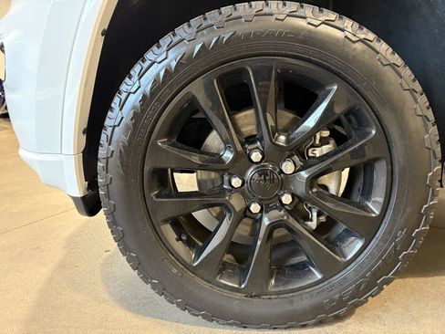 Used 2017 Jeep Grand Cherokee Altitude AWD/4WD image 8