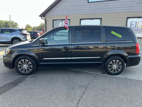 Used 2014 Chrysler Town & Country S FWD image 8