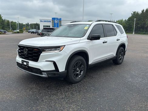 Used 2025 Honda Pilot TrailSport image 3