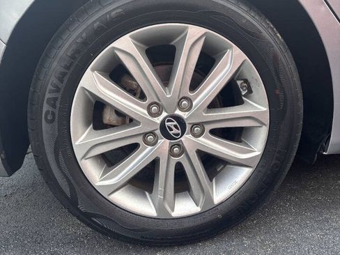 Used 2015 Hyundai Elantra SE w/ Option Group 02 FWD image 9