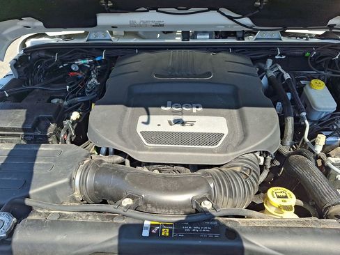 Used 2017 Jeep Wrangler Unlimited Rubicon w/ Connectivity Group image 29