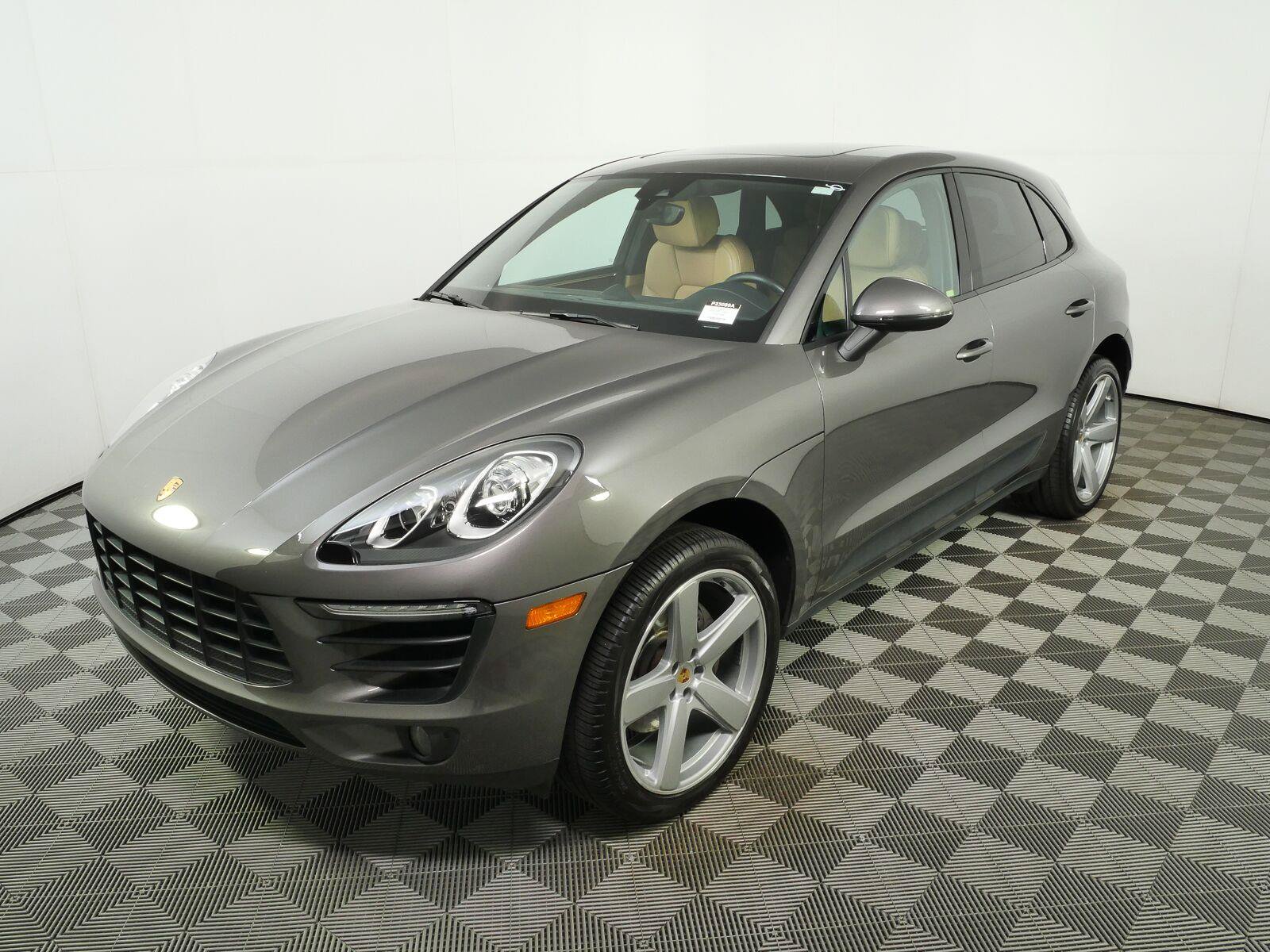 Used 2018 Porsche Macan AWD/4WD image 1