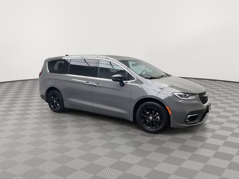 Used 2025 Chrysler Pacifica Select image 39