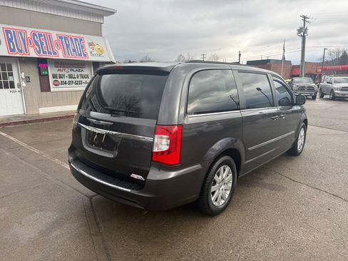 Used 2015 Chrysler Town & Country Touring image 7