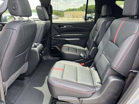 Used 2024 Chevrolet Traverse RS FWD image 16