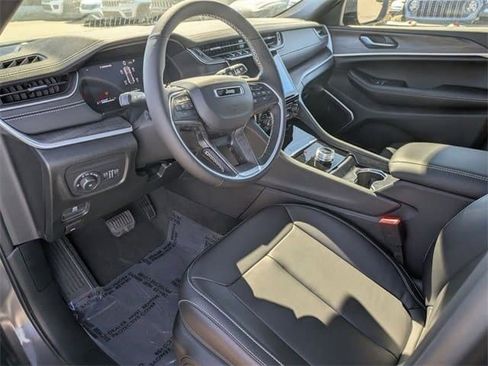 New 2025 Jeep Grand Cherokee Limited RWD image 9