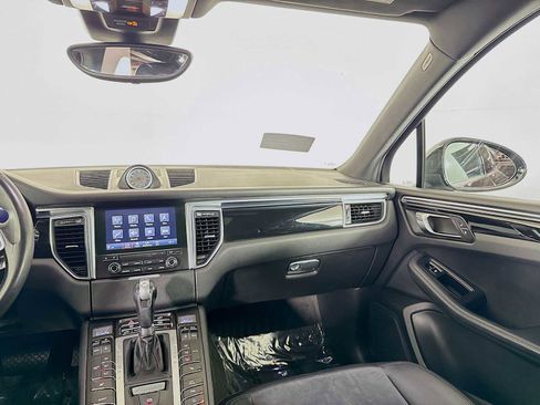 Used 2017 Porsche Macan image 34