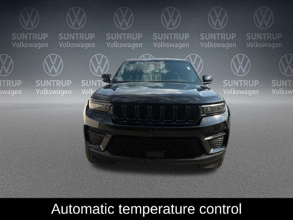 Used 2024 Jeep Grand Cherokee Altitude AWD/4WD image 8