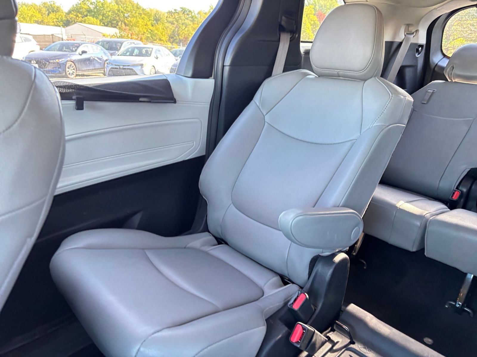 Used 2025 Toyota Sienna XLE FWD image 42