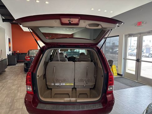 Used 2007 Hyundai Entourage GLS image 24