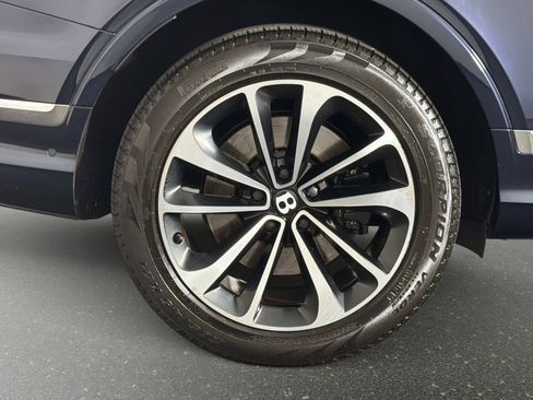 Used 2024 Bentley Bentayga AWD/4WD image 17