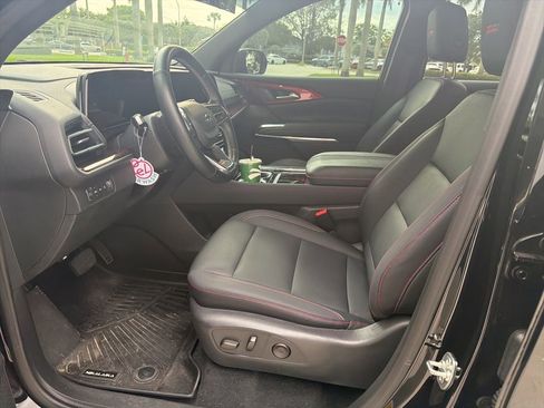 Used 2025 Chevrolet Traverse Z71 AWD/4WD image 5