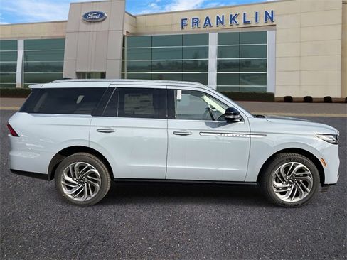 New 2025 Lincoln Navigator Reserve image 8