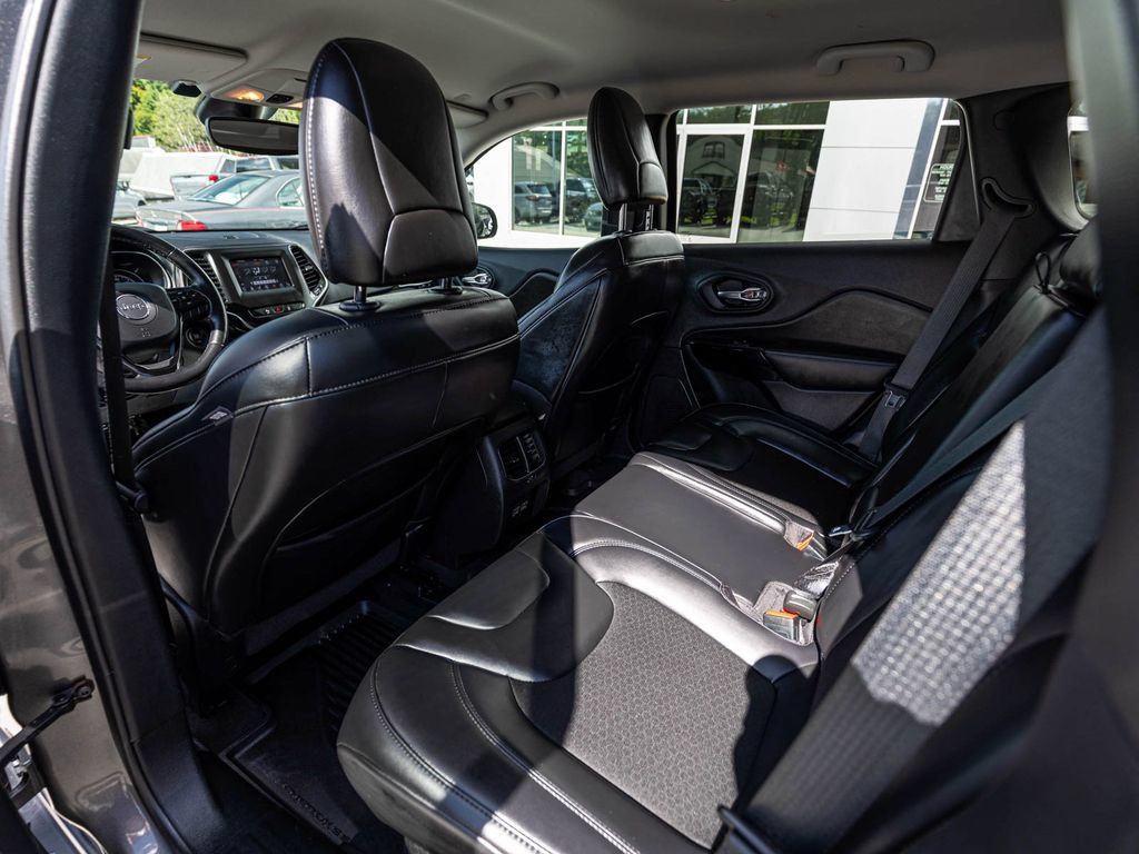 Used 2021 Jeep Cherokee Latitude Plus AWD/4WD image 28