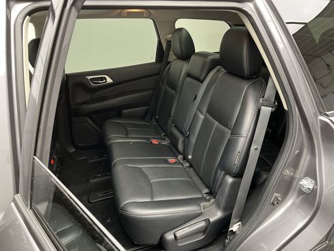 Used 2019 Nissan Pathfinder Platinum image 12
