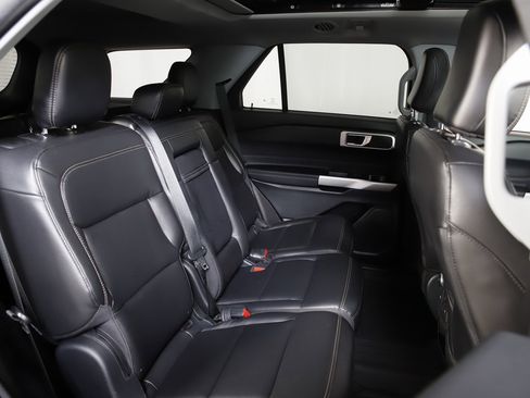 Used 2021 Ford Explorer XLT image 9