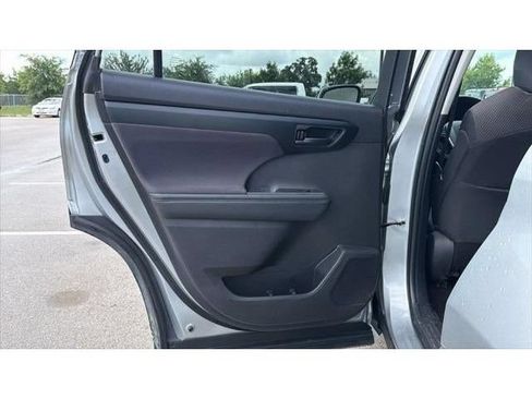 Certified 2025 Toyota Highlander LE FWD image 33
