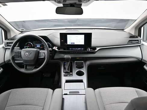 Used 2025 Toyota Sienna LE image 25