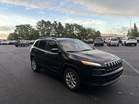 Used 2016 Jeep Cherokee Sport AWD/4WD image 3