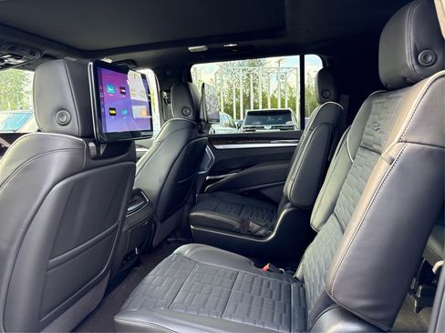 New 2026 Cadillac Escalade ESV Platinum Sport w/ LPO, ONYX Package image 9