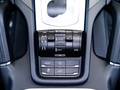 Used 2011 Porsche Cayenne Turbo AWD/4WD image 14