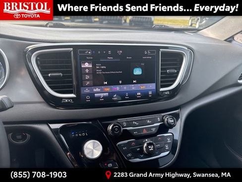 Used 2025 Chrysler Pacifica Select image 18