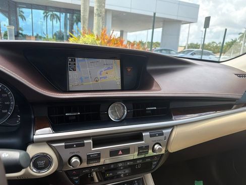 Used 2017 Lexus ES 350 w/ Luxury Package FWD image 2