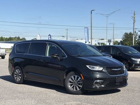 Used 2023 Chrysler Pacifica Touring-L FWD image 10