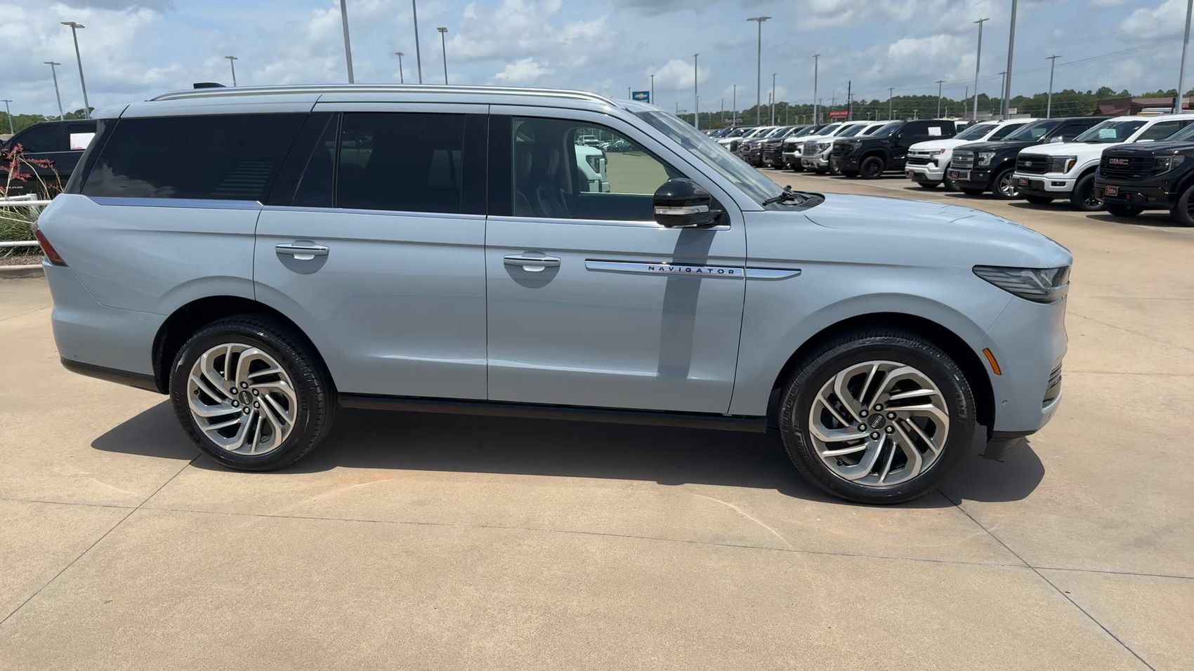 Used 2025 Lincoln Navigator Reserve AWD/4WD image 2