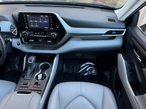 Used 2021 Toyota Highlander XLE image 27