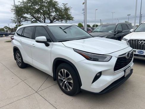 Used 2024 Toyota Highlander XLE image 2