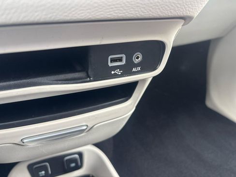 Used 2020 Chrysler Pacifica Touring-L image 25