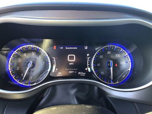 Used 2024 Chrysler Pacifica Touring-L image 16