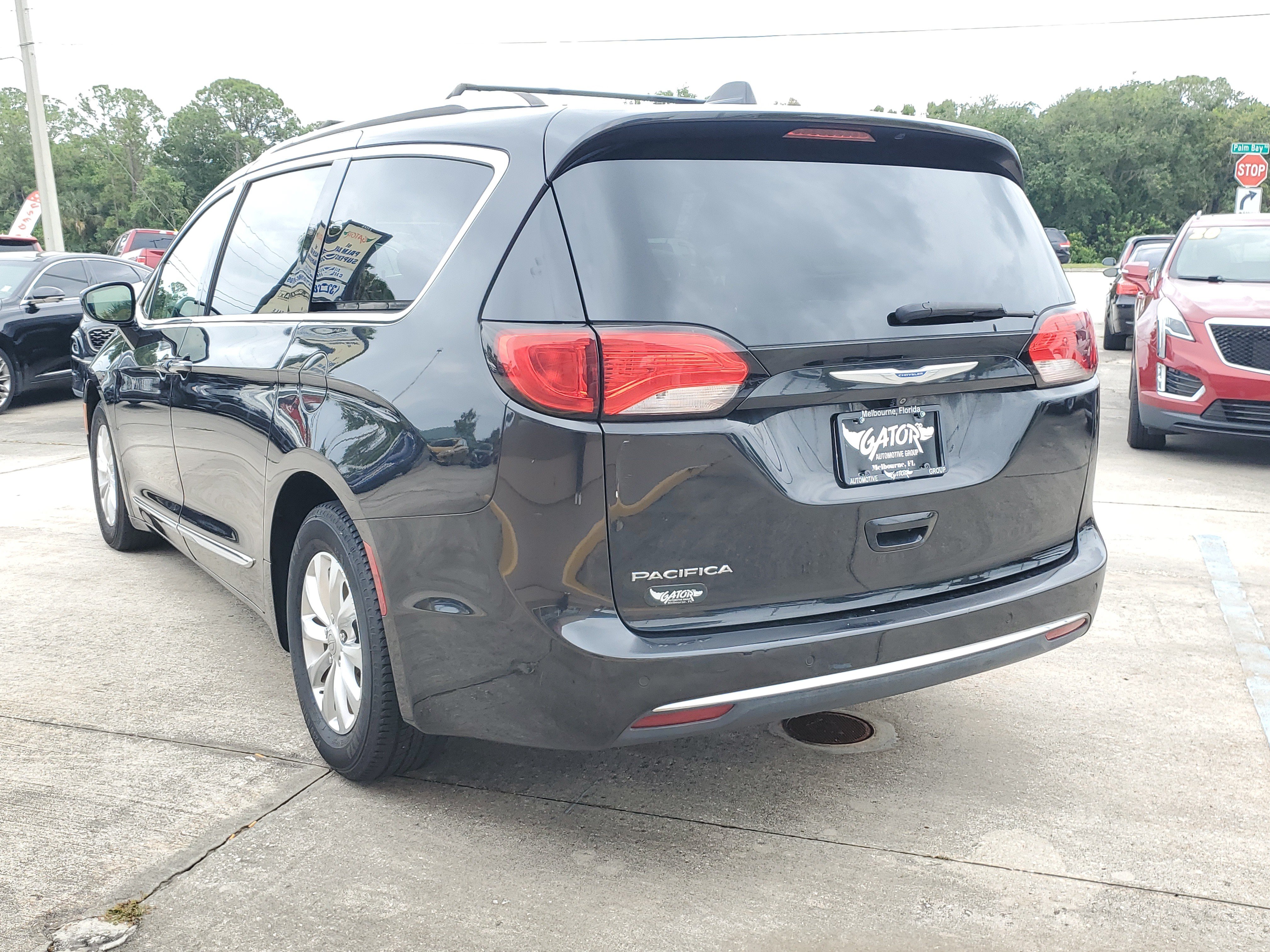 Used 2018 Chrysler Pacifica Touring-L FWD image 3