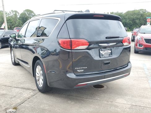 Used 2018 Chrysler Pacifica Touring-L FWD image 3