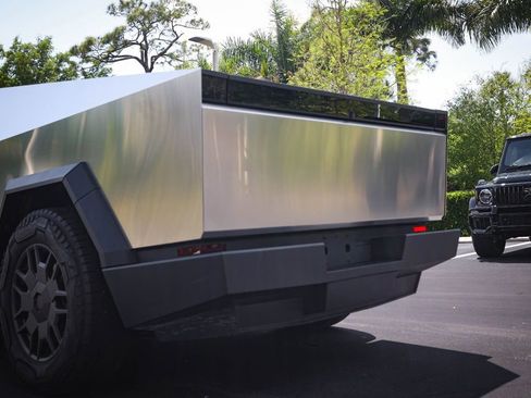 Used 2024 Tesla Cybertruck AWD Crew Cab image 15