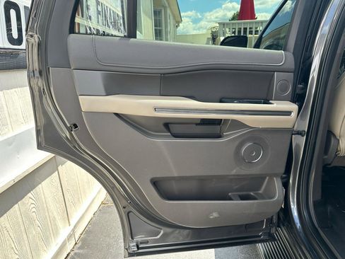Used 2018 Ford Expedition XLT w/ Equipment Group 202A AWD/4WD image 22