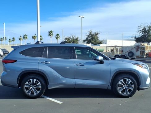 Used 2021 Toyota Highlander XLE image 7