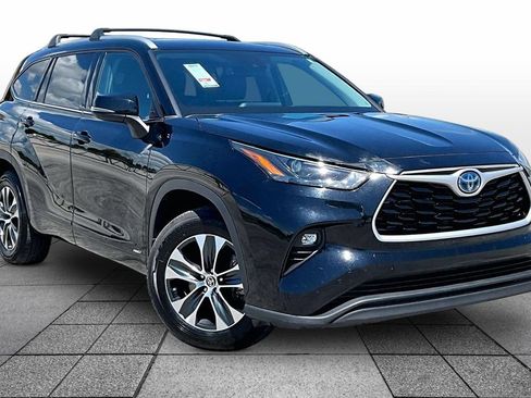 Used 2022 Toyota Highlander XLE AWD/4WD image 2
