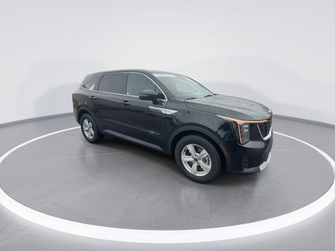Used 2025 Kia Sorento LX image 2
