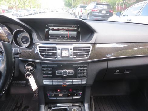 Used 2014 Mercedes-Benz E 550 4MATIC Sedan image 16