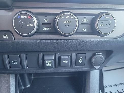 Used 2022 Toyota Tacoma TRD Off-Road image 18