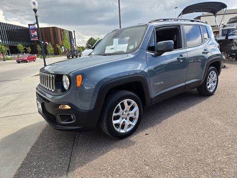Used 2017 Jeep Renegade Latitude w/ Cold Weather Group AWD/4WD image 4