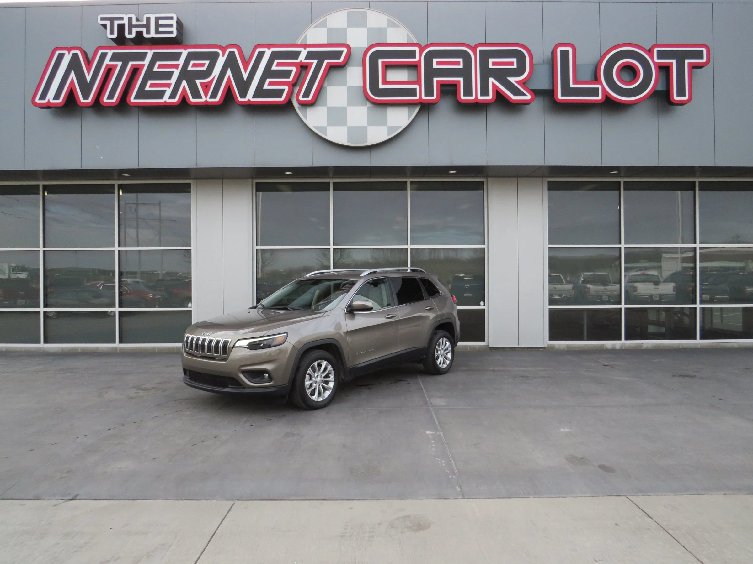 Used 2019 Jeep Cherokee Latitude w/ Popular Appearance Group FWD image 1