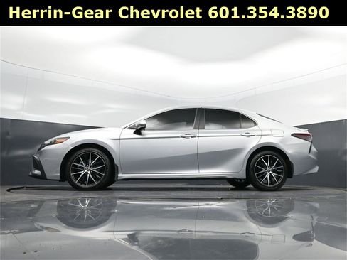 Used 2024 Toyota Camry SE image 40