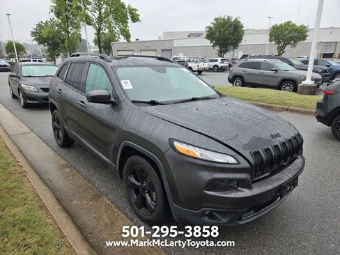 Used 2017 Jeep Cherokee Limited FWD image 2