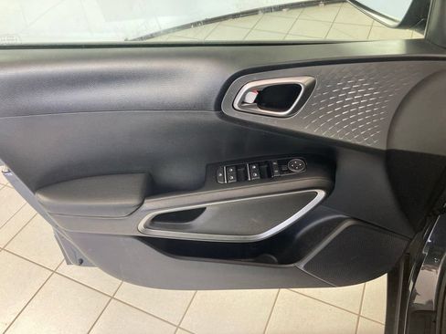 Used 2025 Kia Soul LX w/ LX Technology Package FWD image 11