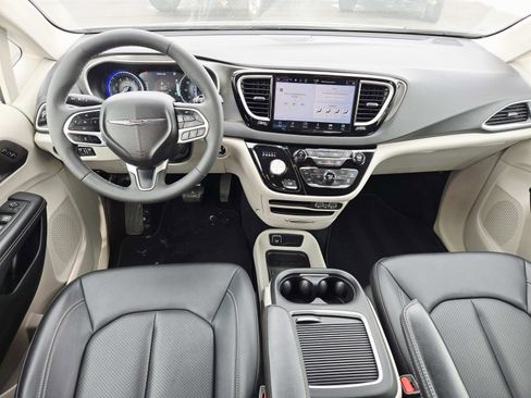 Used 2024 Chrysler Pacifica Touring-L image 10